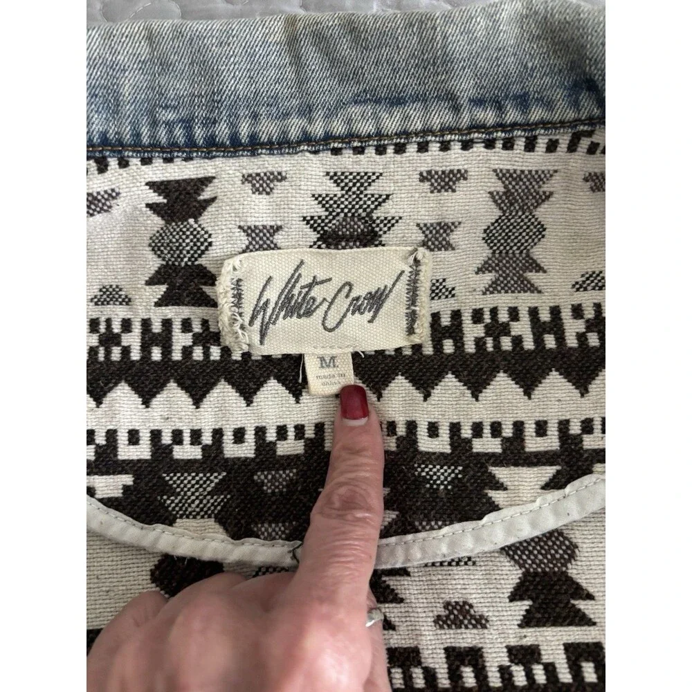 White Crow Women’s Distressed Jean Jacket Sz M Southwestern Aztec Embroidered